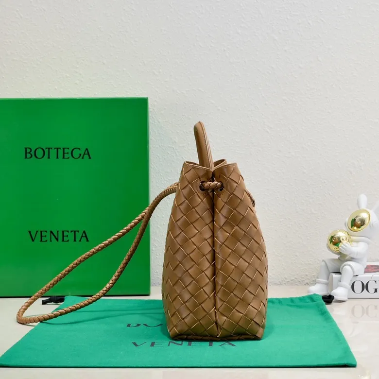 The 2023 new Andiamo batch of 2260 BV has been shipped‼ ️Really popular🔥The new Andiamo woven handbag launched by Bottega Veneta this season is really popular all over the world! ! Celebrities at home and abroad have worn it, and Oscar-winning actress Michelle Yeoh has taken it out on the street. Song Jia, Trai Yara, Yu Feihong, Sanji Ayaka, Rosie Hunting-Whiteley, Yoshioka Riho, etc. have all picked up this bag. It is classic and versatile, showing off its temperament, and the bag capacity is also large, which is very convenient for daily commuting! ! A variety of carrying methods, the shoulder straps can be adjusted by yourself, the original lambskin feels soft and delicate, and the unisex style breaks gender boundaries and brings a more practical and longer-lasting use experience. Andiamo, which has both elegant and casual styles, perfectly interprets the true appearance of "fashionable old money style". Style number: 8463 Size: 32*24*12